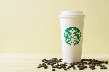 Bangkok, Tayland - 5 Haziran 2018: Beyaz kahve fincanı Starbucks logosu üzerinde tahta arka plan ile. Starbucks dünyanın en büyük kahve evi 61 ülke içinde 20.000'den fazla mağaza ile mi.
