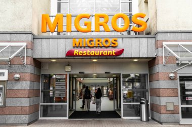 Spiez, İsviçre - 24 Ağustos, 2018: Zürih'te bir Migros Restoran girişinde. Migros Restoranlar İsviçre'nin en büyük perakendeci olan Migros şirketi tarafından ait olan.