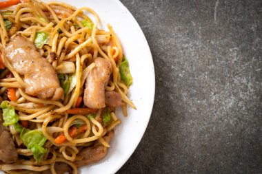 tavada kızartılmış yakisoba noodle pork - Asya gıda tarzı ile