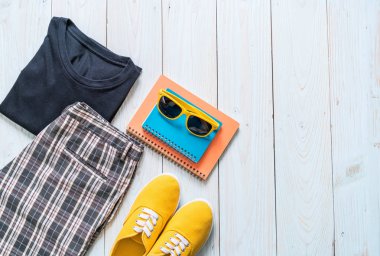 Gezgin, yaz tatili ahşap arka plan üzerinde erkek casual kıyafetler