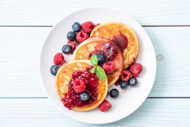 Taze ahududu ve yabanmersinli gözleme.