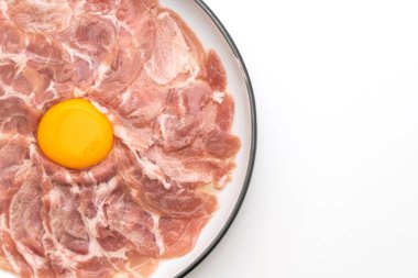 taze dilimlenmiş domuz ham yumurta pişirme veya shabu shabu ve beyaz arka plan üzerinde izole sukiyaki yapma ile