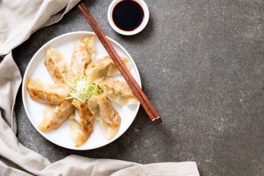 Japon gyoza 'sı ya da soya soslu hamur tatlısı.