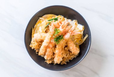 kızarmış karides tempura üzerinde beyaz surat - Japon yemekleri stil tepesinde