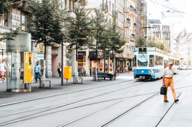 Zürih, İsviçre - 23 Ağustos 2018: Zürih Şehri, İsviçre kaldırımlarda insanlar yürüyüş yaparken bir tramvay merkezi Bahnhofstrasse sürücüler.