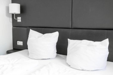 beyaz yastık yatak yatak dekorasyon iç