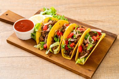 Meksika usulü et ve sebzeli taco.