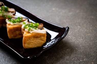 Shitake Mantarlı ızgara Tofu ve Altın İğne Mantarı - sağlıklı, vejetaryen veya vejetaryen yemek tarzı