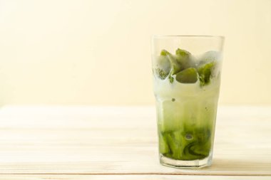 Matcha yeşil çay buzlu cam sütlü