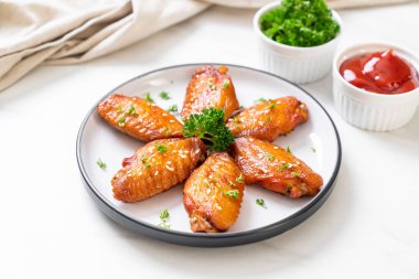 Beyaz susamlı ızgara tavuk kanadı.