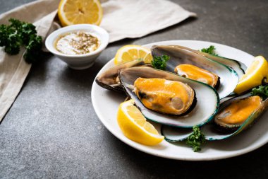 deniz ürünleri midye maydanoz ve limon ile