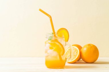 yanında da soda ahşap masa portakal suyu