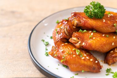 Beyaz susamlı ızgara tavuk kanadı.