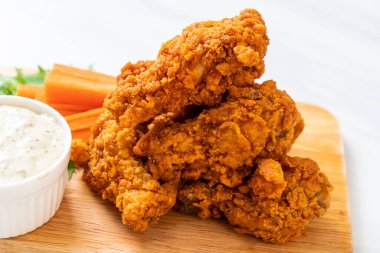 Sebzeli kızarmış tavuk kanadı.