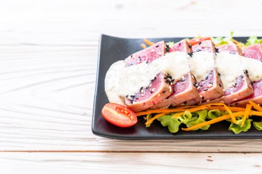 Sebze salatası ve soslu taze ton balığı. Sağlıklı yiyecek.