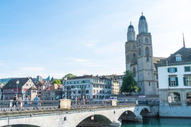 Zürih, İsviçre -23 Ağustos 2018 - manzara görünümü Lake Zurich (Zurichsee) ve Zürih Limmat Nehri üzerinde. İsviçre şehrin finans ve sigorta için küresel bir merkezidir.