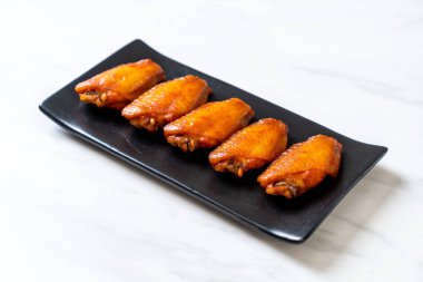 Barbekü tavuk kanadı sosu ile