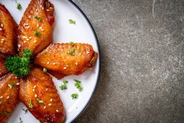 Beyaz susamlı ızgara tavuk kanadı.