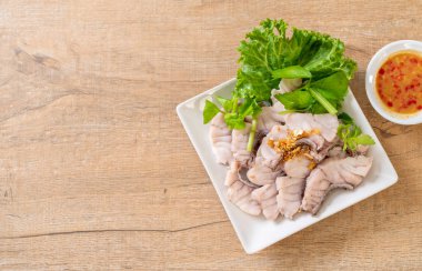 Soslu ve sebzeli haşlanmış balık sosu.