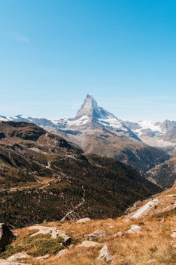 İsviçre, Zermatt 'taki Matterhorn zirvesi manzaralı güzel bir dağ manzarası..