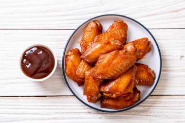Barbekü tavuk kanadı sosu ile