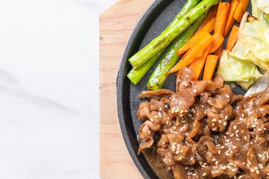 sıcak plaka - Asya tarzı domuz biftek dilimlenmiş