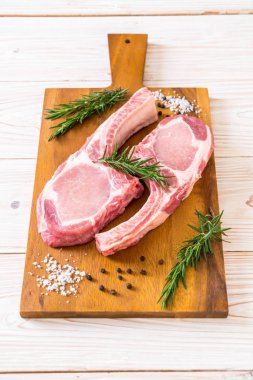 taze domuz pirzolası ham madde ile