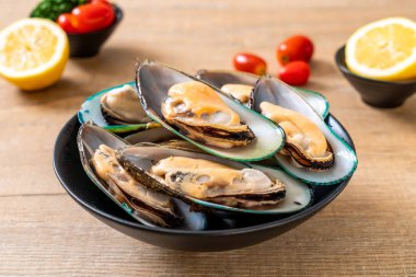 üzerinde siyah kase taze midye