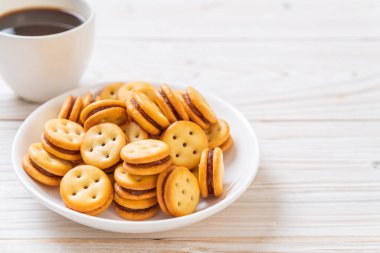 Hindistan cevizli bisküvi ve ananas reçeli.