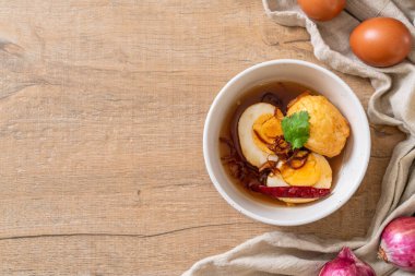 Tamarind soslu haşlanmış yumurta veya tatlı ve ekşi yumurta.