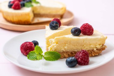 Ev yapımı cheesecake taze ahududu ve yaban mersini ile