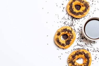 Çörek ile renkli sprinkles - üstten görünüm