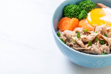 Donburi, domuz eti Pilav kasesi onsen yumurta ve sebze - Japon gıda tarzı