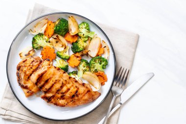 çukurunu tavuk göğsü biftek sebze (brokoli, havuç, soğan ile)