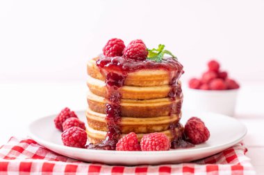 Taze ahududu ve frambuaz sos ile gözleme