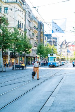 Zürih, İsviçre - 23 Ağustos 2018: Zürih Şehri, İsviçre kaldırımlarda insanlar yürüyüş yaparken bir tramvay merkezi Bahnhofstrasse sürücüler.