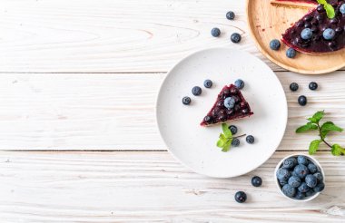 Ahşap arka planda ev yapımı yaban mersinli kek.