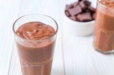 çikolata smoothies milkshake ahşap arka plan üzerinde