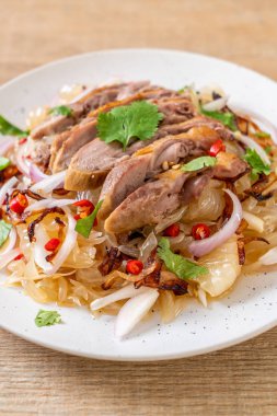 Kızarmış ördek - füzyon gıda tarzı ile pamelo baharatlı salata