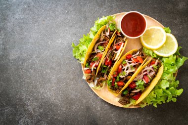 Meksika usulü et ve sebzeli taco.