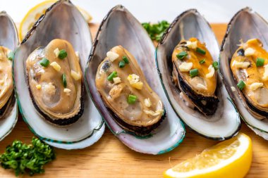 deniz ürünleri midye limon ve sarımsak ile