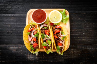 Meksika usulü et ve sebzeli taco.