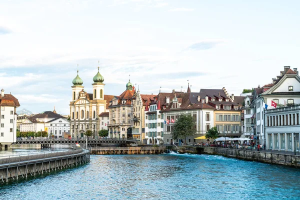 卢塞恩的历史市中心 Luzern 与著名教堂桥梁在瑞士 — 图库照片