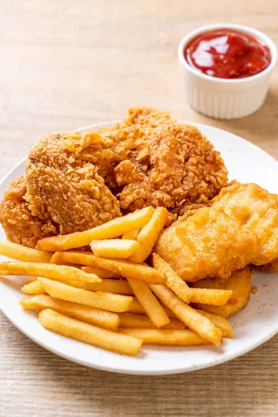 Stekt Kyckling Med Pommes Frites Och Nuggets Mjöl Skräpmat Och — Stockfoto