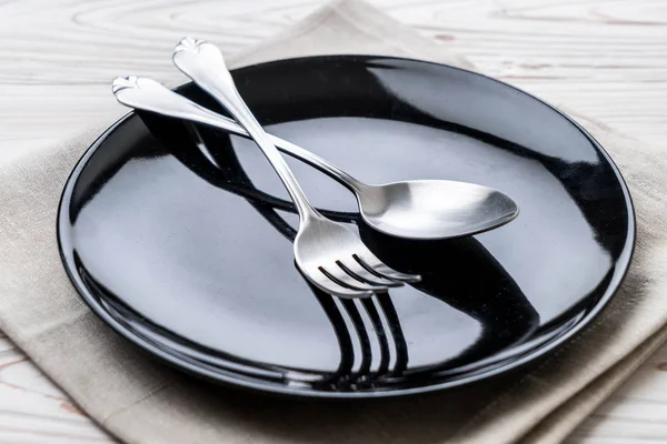 桌子上的空盘子勺叉子和小刀 — 图库照片