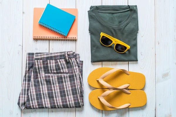 Gezgin, yaz tatili ahşap arka plan üzerinde erkek casual kıyafetler