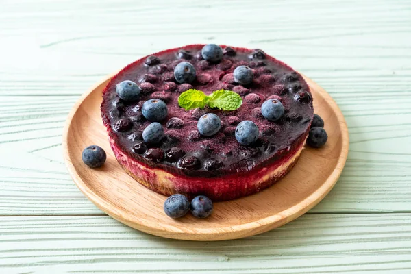 Hausgemachter Blaubeerkäsekuchen Auf Holz Hintergrund — Stockfoto