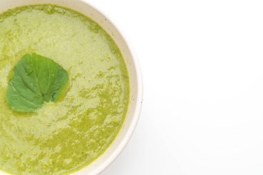 Ispanak çorba kasesi beyaz arka plan üzerinde izole