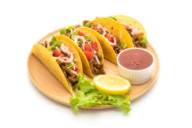 et ve beyaz arka plan üzerinde - Meksika yemeği stil izole sebze ile tacos