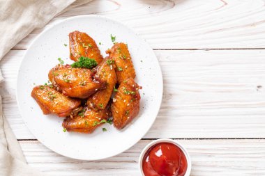 Beyaz susamlı ızgara tavuk kanadı.